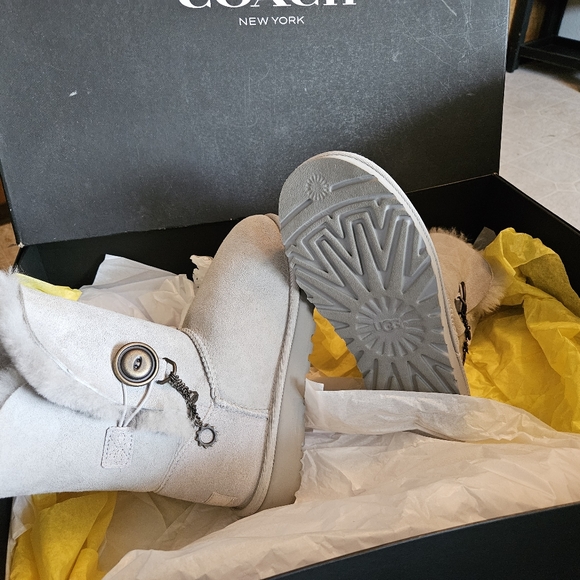 Gray UGGS - Picture 12 of 13